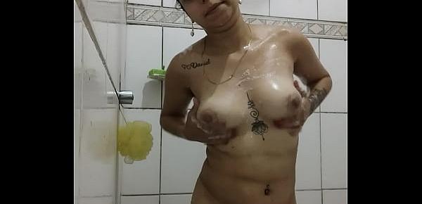  Juliana Paulista se depilando no banho enquanto corno está no trabalho